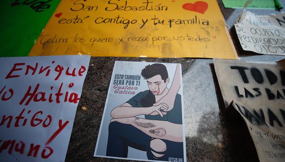 Un conjunto de carteles de apoyo a Gustavo Gatica se ve en la Clínica Santa María, donde permanece internado. (EFE/ Alberto Valdes).