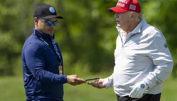 Walt Nauta toma un teléfono del expresidente Donald Trump durante el LIV Golf Pro-Am en el Trump National Golf Club, el jueves 25 de mayo de 2023. (Foto AP/Alex Brandon, archivo).