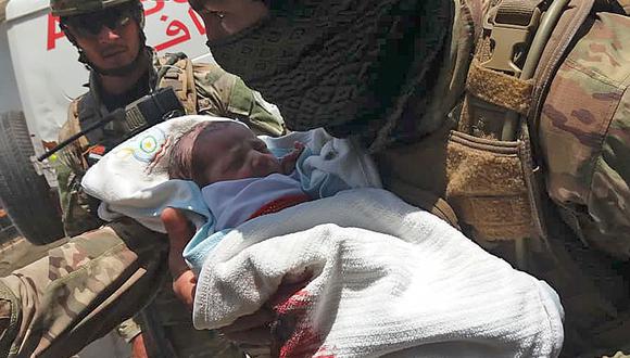 Los soldados se llevaron a los bebés recién nacidos envueltos en mantas manchadas de sangre a un lugar seguro. Foto: AFP / STR