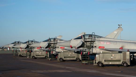 Los aviones de combate Typhoon se muestran en la base RAF Coningsby de la Royal Air Force, cerca de Lincoln, al este de Inglaterra, el 9 de diciembre de 2022, durante una visita del primer ministro británico. (Foto: Joe Giddens / AFP)