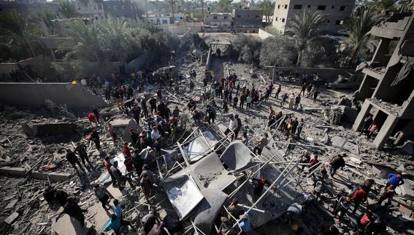 Los palestinos buscan sobrevivientes entre los escombros de los edificios después de los ataques israelíes contra el campo de refugiados de al-Maghazi en el centro de la Franja de Gaza el 11 de diciembre de 2023, en medio de batallas en curso entre Israel y el movimiento palestino Hamas. (Foto de AFP)
