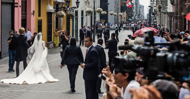 Los novios saliendo de la Basílica de San Pedro. Para la boda se extremaron medidas de seguridad. (Foto: Agencia)