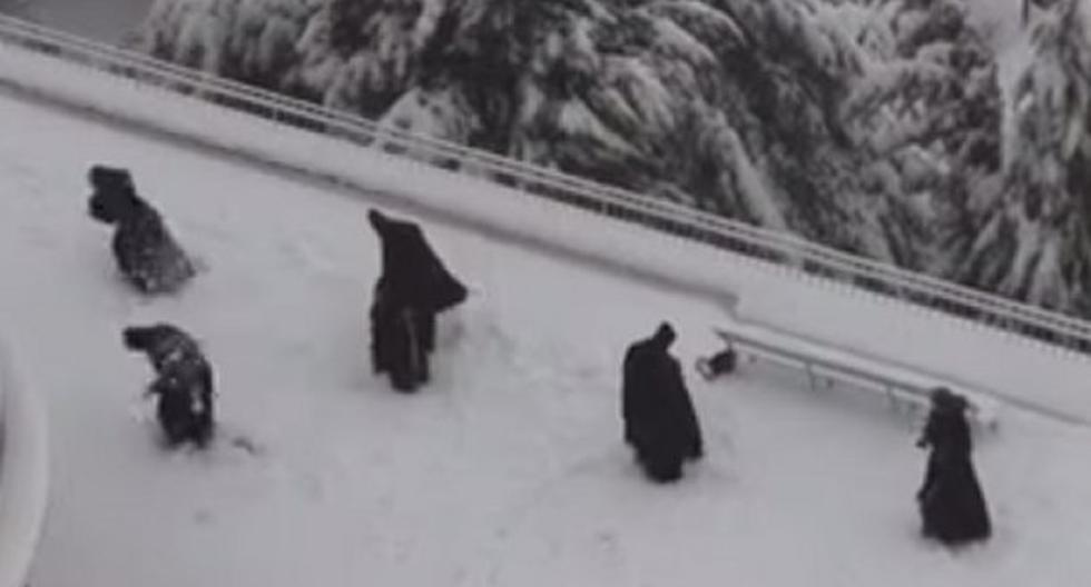 Estos monjes sorprenden sobre la nieve. (Foto: Captura)