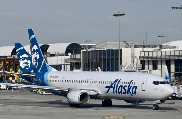 An Alaska Airlines flight was spotted at Los Angeles International Airport (LAX) on January 11, 2023.  (Image: Daniel SLIM / AFP).