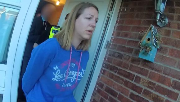 La enfermera Lucy Letby siendo arrestada en su casa en Chester. (Foto de Cheshire Constabulary / AFP)