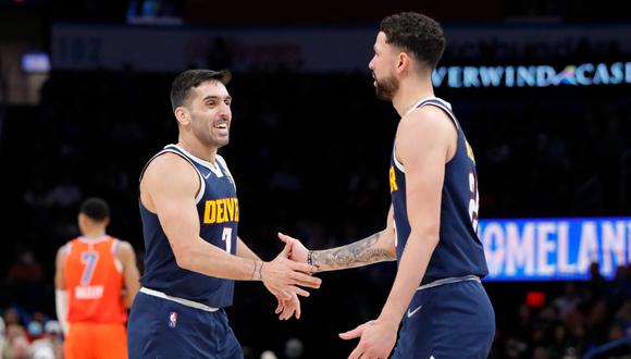 Facundo Campazzo (izquierda) saluda a Austin Rivers (derecha) tras convertir un triple en la victoria de Nuggets frente a OKC | Foto: Agencias