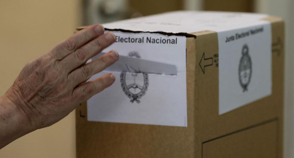 Una mujer emite su voto durante las elecciones parlamentarias de mitad de período en un colegio de Buenos Aires, Argentina, el 14 de noviembre de 2021. (Alejandro PAGNI / AFP).