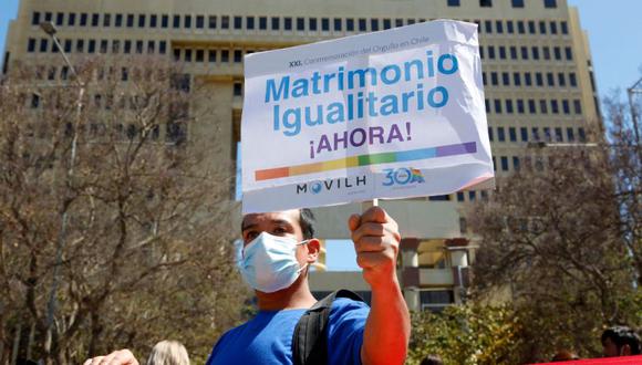 Miembros del Movimiento de Liberación e Integración Homosexual (Movilh) realizan una vigilia frente al Congreso Nacional en Valparaíso, Chile. (Foto: Dedvi MISSENE / AFP)