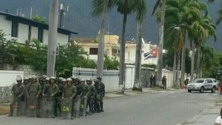 Venezolanos marchan a embajada cubana para denunciar injerencia