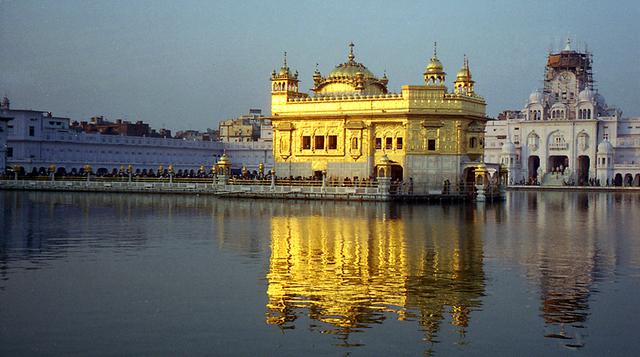 Conoce este templo 'dorado' que parece flotar en India - 2