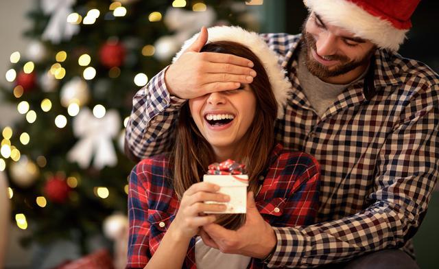 ¿Aún no compras un regalo para tu pareja o tu mejor amiga?, pues aquí te damos algunas opciones para ellas. Recorre la galería y entérate de más detalles. (Foto: Shutterstock)