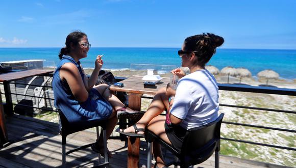 Dos mujeres comen en un restaurante de La Habana, Cuba, el 25 de septiembre de 2021. (EFE/Ernesto Mastrascusa).