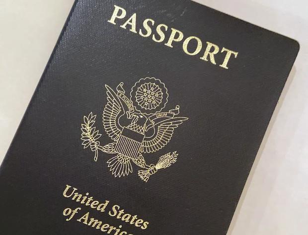In questa foto del 25 maggio 2021, la copertina di un passaporto statunitense è a Washington.  (Foto AP/Eileen Putman)