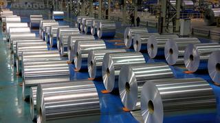 Recortes de producción y escasez empujan al alza precios del aluminio