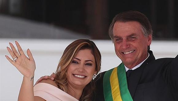 Fotografía de archivo del 1 de enero de 2019 del presidente de Brasil, Jair Bolsonaro, junto a su esposa Michelle de Paula Firmo, durante su ceremonia de investidura presidencial en Brasilia. (EFE /Marcelo Sayão /ARCHIVO).