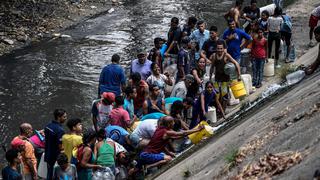 Desesperados, los venezolanos recogen agua del río Guaire, "la cloaca" de Caracas | FOTOS