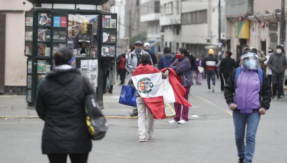 Un grupo de personas recorre el mercado central de Lima, esta semana. (Foto: GEC).
