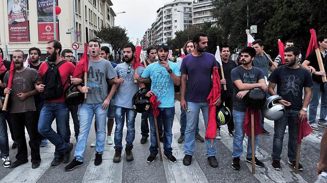 Masiva protesta en Grecia contra nuevas medidas de austeridad - 6
