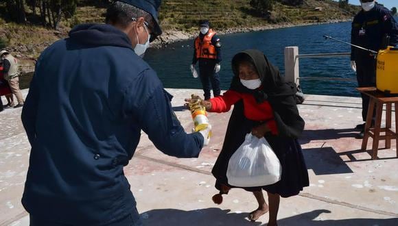 La ayuda humanitaria llevada a las islas en Puno solo alcanzaron para 100 familias que no habían recibido ningún tipo de apoyo. (Foto: Carlos Fernández)