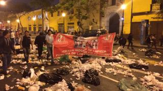 Trabajadores de limpieza llenaron de basura calles en protesta