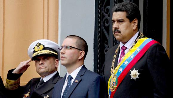 Nicolás Maduro junto con Jorge Arreaza, cuando era canciller de Venezuela en el 2015. (Foto: AP)