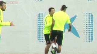 Neymar dio 'golpe bajo' a Luis Suárez en entrenamientos (VIDEO)