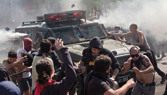 El aumento en las tarifas del transporte público en Santiago de Chile detonó el descontento social y desató violentas protestas callejeras desde hace ocho días en varias ciudades del país. (Foto: AFP)