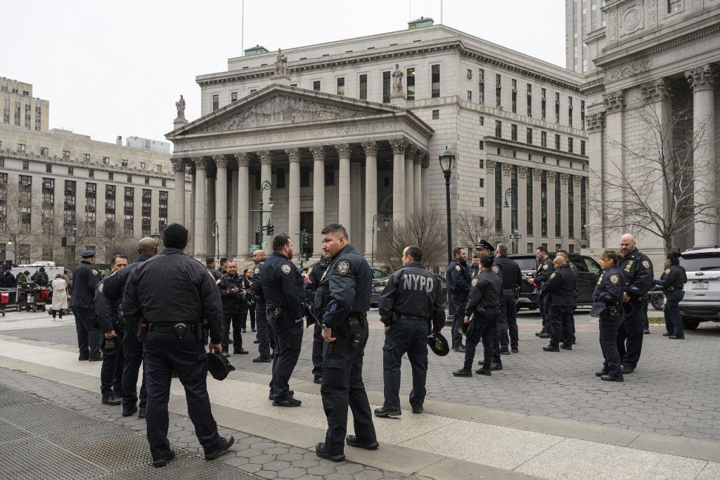 Last week, hundreds of supporters of Donald Trump protested in front of the Manhattan Criminal Court in rejection of the alleged arrest of the Republican leader that he himself announced on social networks and never took place.  The situation forced the New York Police to redouble security in the area. 