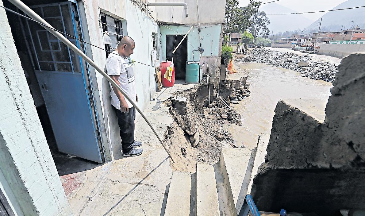 Un desborde del río Rímac afectó a 18 familias de la zona ribereña del centro de Chosica, 11 de ellas están viviendo en carpas. El riesgo de inundación es alto a lo largo del afluente, y las obras de prevención no terminan. (Foto: Alonso Chero / El Comercio)