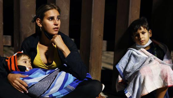 Una madre cubana y sus hijos en Arizona el pasado mes de febrero esperan a entregarse a las autoridades de EE.UU. tras cruzar clandestinamente la frontera desde México.