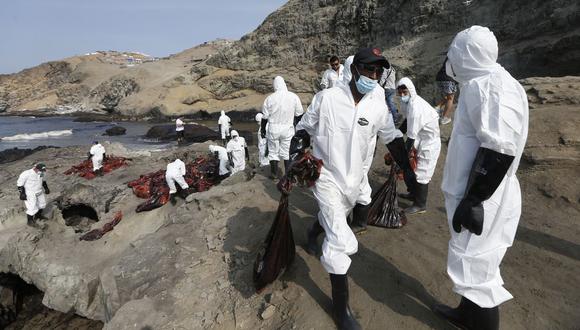 El derrame de petróleo en Ventanilla ocurrió el pasado sábado 15 de enero y viene afectando a la fauna de las costas de Lima. | Foto: Jorge Cerdan / @photo.gec