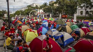 Chavistas acampan en palacio presidencial en defensa de Maduro