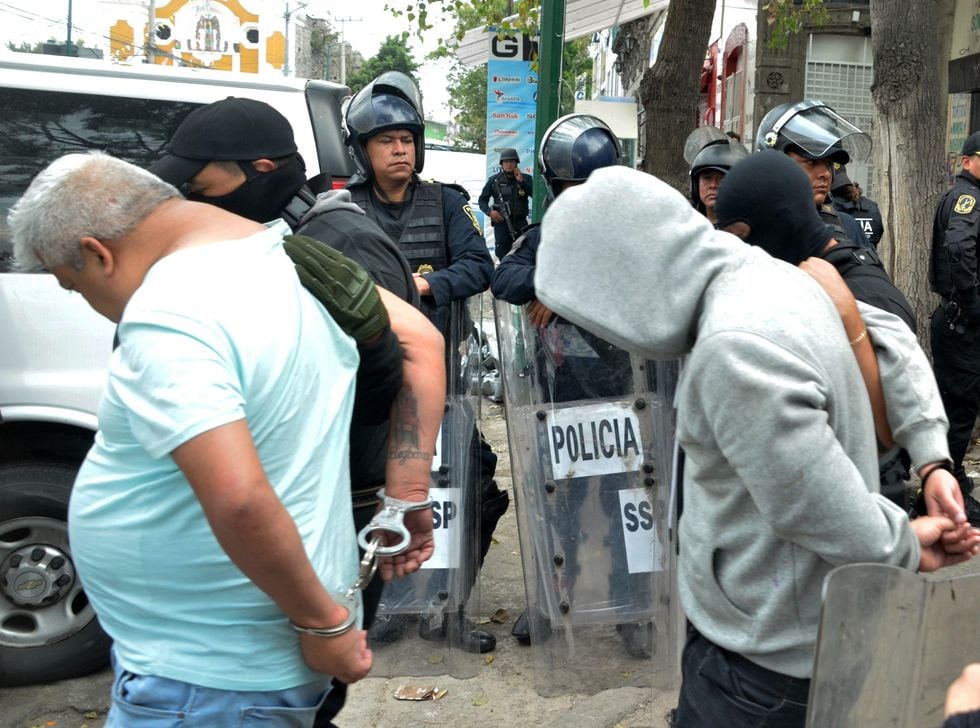 Agentes policiales capturaron la semana pasada a a 31 presuntos miembros del cártel Unión Tepito en Ciudad de México. (EFE/Mario Guzmán).
