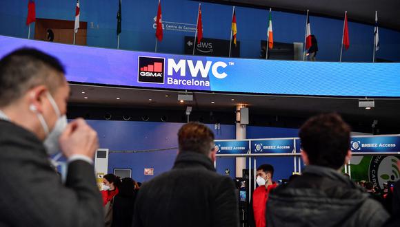 Los visitantes llegan el día de la inauguración del MWC (Mobile World Congress) en Barcelona el 28 de febrero de 2022. (Foto: Pau BARRENA / AFP)