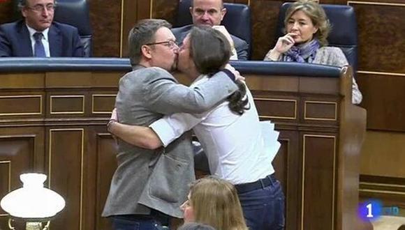 Beso entre diputados sorprende al Congreso de España [VIDEO]