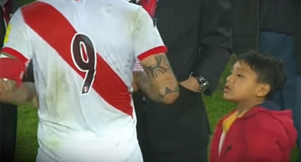 Paolo Guerrero cumplió sueño de un niño al regalarle su camiseta (Foto: captura)