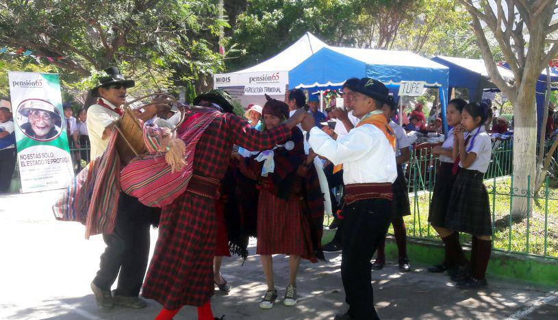 Para participar en el encuentro, alrededor de 90 adultos mayores – provenientes de diferentes lugares, como Chavín, Cachuy y Canchán - llegaron a la Plaza de Armas de Catahuasi y demostraron lo mejor de sus conocimientos. (Pensión 95)