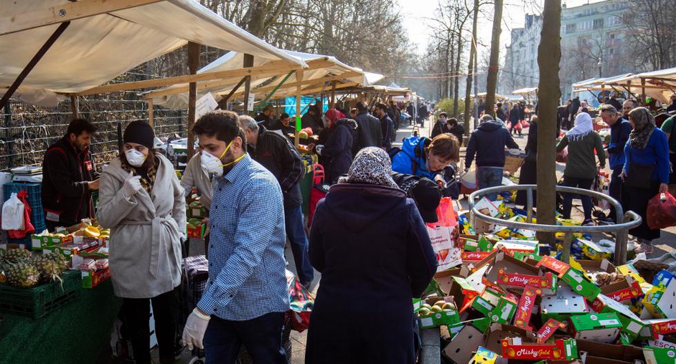 En esta foto de archivo tomada el 28 de marzo de 2020, los compradores abarrotan el mercado de Yorck Strasse en Berlín en medio de la nueva pandemia de coronavirus. (Foto por Odd ANDERSEN / AFP)