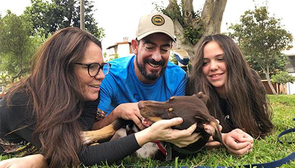 Para Alexandra Gamio, Roberto Camino y Lara Camino, Mocca llegó para cambiar su forma de ver la vida que tienen miles de animales sin hogar.