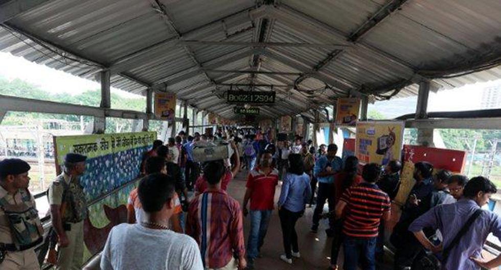 Al menos 22 personas murieron este viernes en una estampida en el puente de una estación de Bombay durante la hora punta, informaron las autoridades indias. (Foto: EFE)