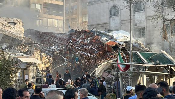 El personal de emergencia y de seguridad se reúne en el lugar de los ataques que golpearon un edificio junto al consulado de Irán en Damasco, la capital de Siria, el 1 de abril de 2024. (Foto de Maher AL MOUNES / AFP).