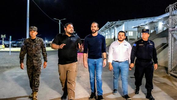 Imagen de archivo | Presidente de El Salvador, Nayib Bukele, durante una visita de inspección a la prisión recién inaugurada, en una zona rural aislada en un valle cerca de Tecoluca, 74 km al sureste de San Salvador. (Foto de MARK ALBALA / OFICINA DE PRENSA DE LA PRESIDENCIA DE EL SALVADOR / AFP)