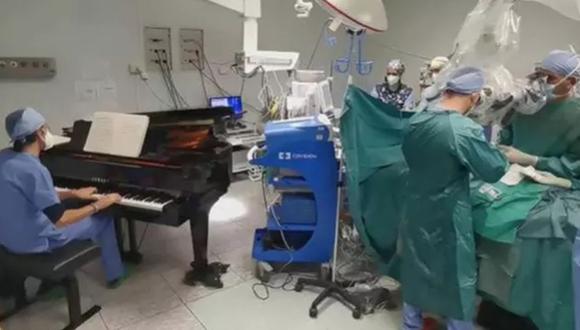 Los doctores de Italia aseguran que, pese a estar bajo anestesia general, el niño sonreía levemente de vez en cuando mientras trabajaban. (Captura de pantalla/YouTube).