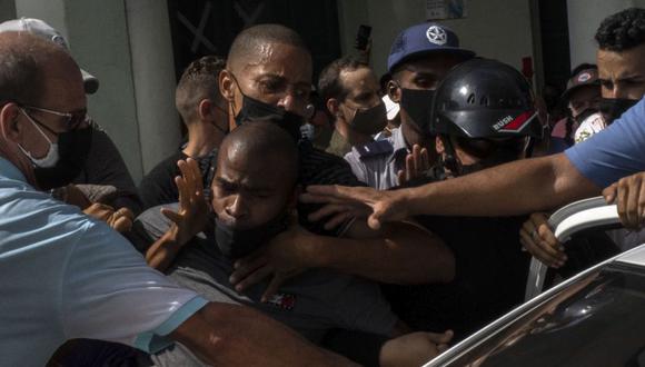 La policía detiene a un manifestante antigubernamental durante una protesta en La Habana, Cuba, el domingo 11 de julio de 2021. (Foto: AP / Ramón Espinosa).