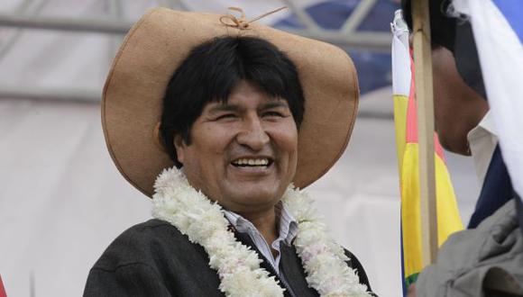 Evo Morales pide a Vargas Llosa que deje flores a su ex esposa