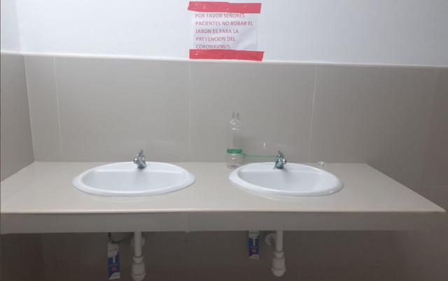 En el hospital Hipólito Unánue, de El Agustino, se han implementado ambientes de aislamiento, pero los pacientes y visitantes no encuentran jabón líquido ni papel higiénico en la mayoría de los baños.  (Foto: Enrique Vera)