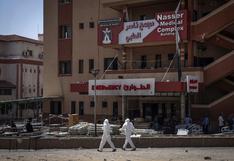 Gazatíes buscan a sus familiares en las fosas comunes del hospital Nasser