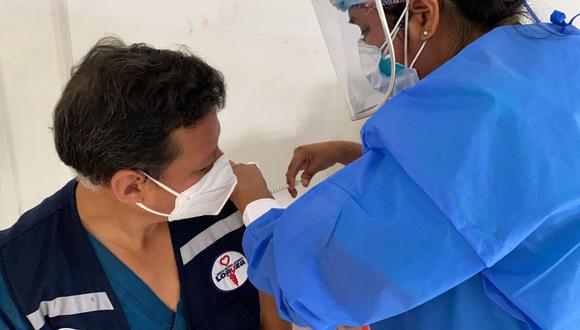 El doctor Mario Candiotti, médico intensivista, también recibió la vacuna de Sinopharm en el Hospital Loayza. Foto: Twitter