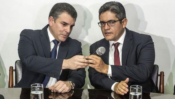 Los fiscales Rafael Vela y José Domingo Pérez, integrantes del equipo especial Lava Jato, viajarán a Brasil. (Foto: AFP)