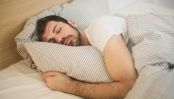 Un hombre durmiendo placenteramente en su cama. | Imagen referencial: Pexels